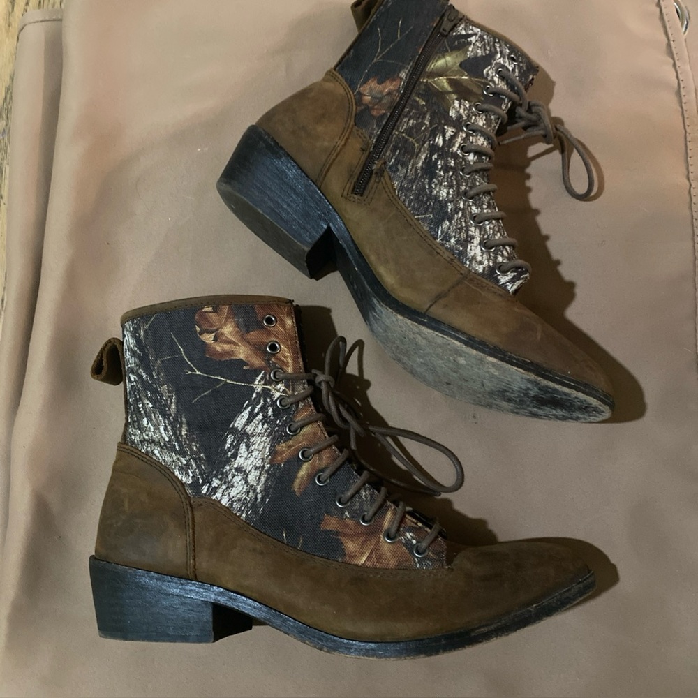 Size 11 women’s boots hunting print
